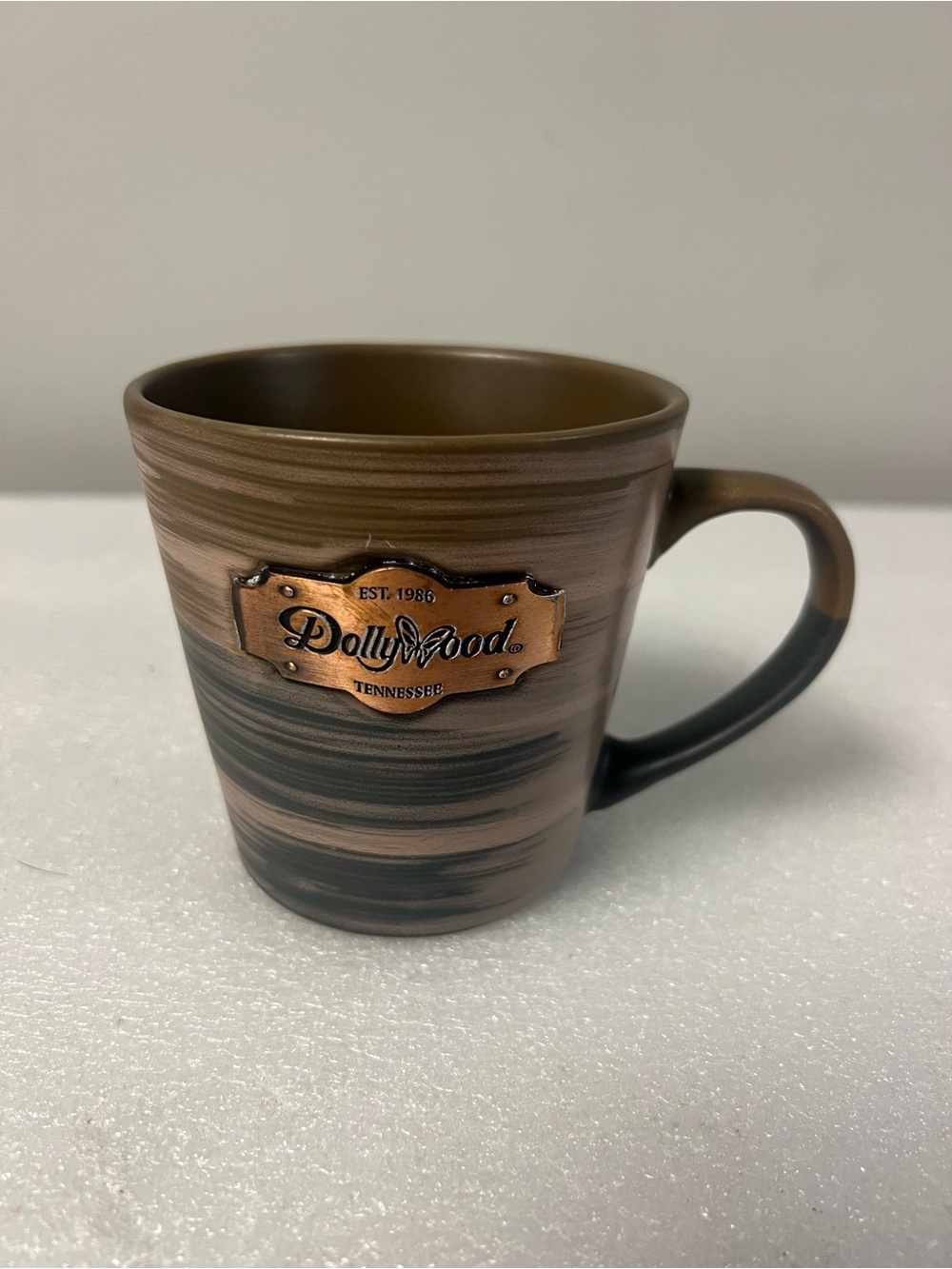 DOLLYWOOD AMUSEMENT PARK TAN GRAY METAL BADGE COFFEE MUG DOLLY PARTON